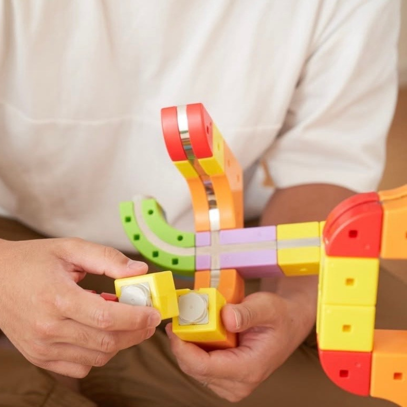 MagicRailCube: Interaktives Schienenbauspielzeug für frühkindliches Lernen