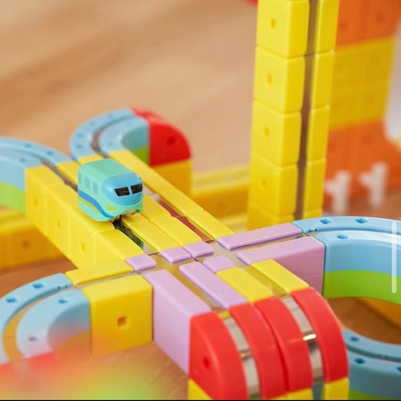 MagicRailCube: Interaktives Schienenbauspielzeug für frühkindliches Lernen