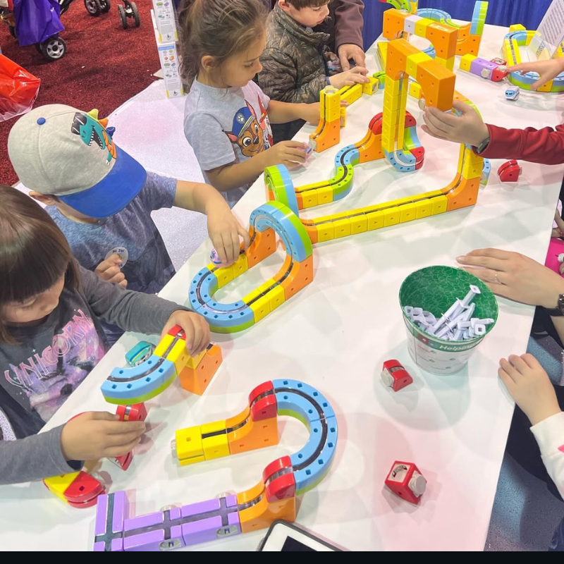 MagicRailCube: Interaktives Schienenbauspielzeug für frühkindliches Lernen