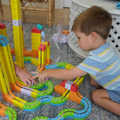 MagicRailCube: Interaktives Schienenbauspielzeug für frühkindliches Lernen